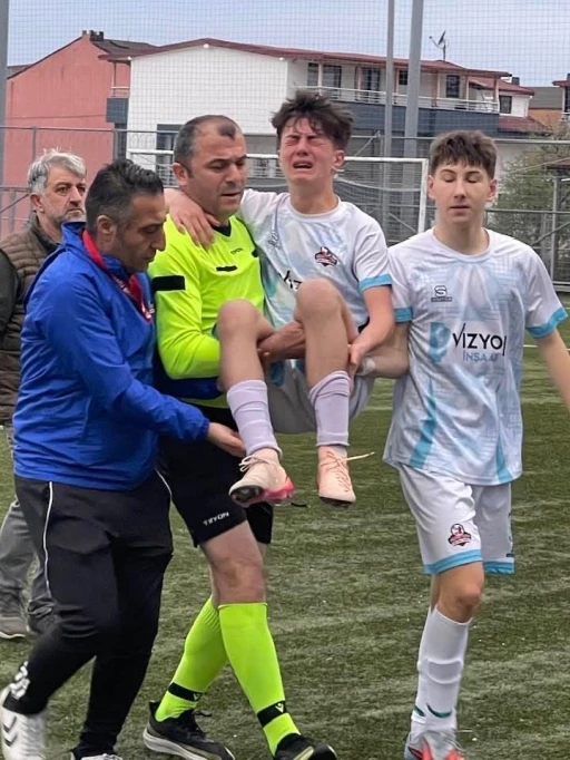 Sakatlanan futbolcuyu ma&ccedil;ın hakemi kucağında taşıdı
