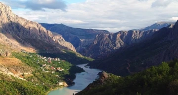 Sakin şehir Kemaliye, yaz aylarında ilçe nüfusunun 10 katı ziyaretçi ağırlıyor
