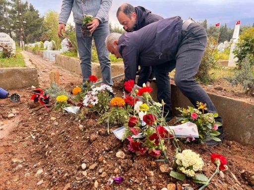 Saldırıda hayatını kaybeden Kerem&rsquo;in mezarına &ccedil;i&ccedil;ekler dikildi

