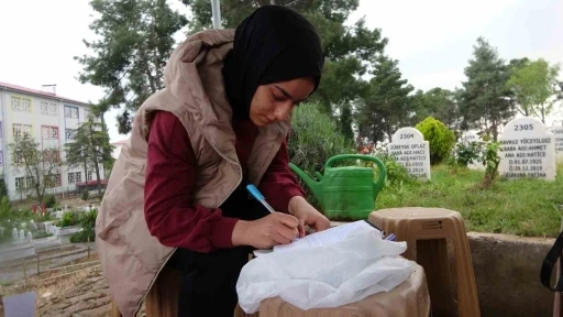 Saldırıda hayatını kaybeden &ouml;ğrencilerin mezarlarına bırakılan notlar duygulandırıyor
