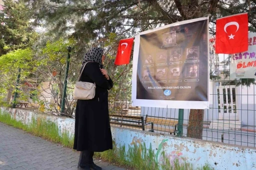 Saldırının yaşandığı okul &ouml;n&uuml;nde Kur&rsquo;an-ı Kerim okuyup g&ouml;zyaşı d&ouml;kt&uuml;
