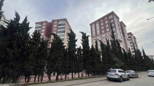 Saldırıyı ger&ccedil;ekleştiren &ouml;ğrencinin ailesinin yaşadığı sitede sessizlik hakim
