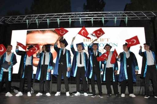 Salihli Anadolu Lisesi&rsquo;nde mezuniyet coşkusu
