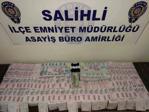 Salihli’de aranan şahıslar kumar oynarken yakaladı
