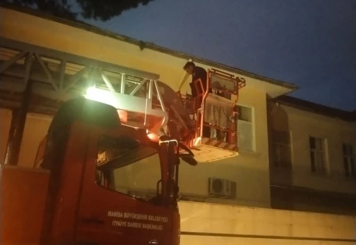 Salihli&rsquo;de &ccedil;atıda mahsur kalan kedi kurtarıldı
