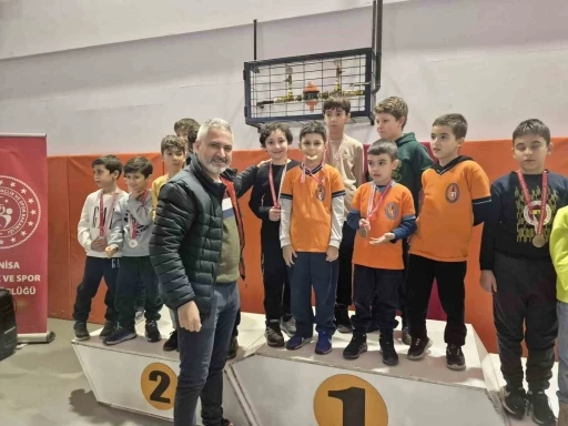 Salihli&rsquo;de Gazeteciler G&uuml;n&uuml; satran&ccedil;la ta&ccedil;landı
