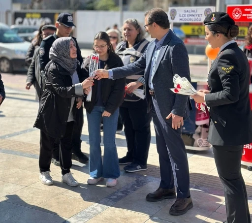 Salihli&rsquo;de kadına y&ouml;nelik şiddete karşı bilgilendirme stantları kuruldu
