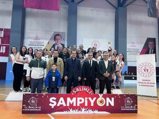 Salihli&rsquo;de Kadınlar G&uuml;n&uuml;&rsquo;ne &ouml;zel voleybol turnuvası b&uuml;y&uuml;k heyecana sahne oldu
