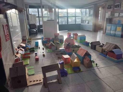 Salihli&rsquo;de minik &ouml;ğrencilerden geri d&ouml;n&uuml;ş&uuml;me anlamlı dokunuş
