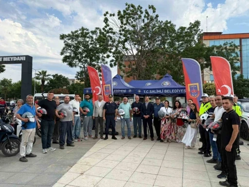 Salihli&rsquo;de motosiklet s&uuml;r&uuml;c&uuml;lerine kask dağıtıldı
