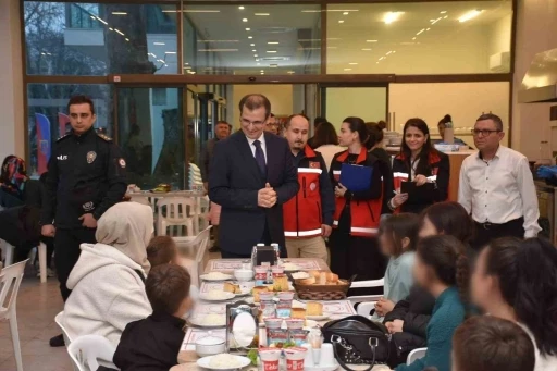 Salihli&rsquo;de &ouml;ks&uuml;z ve yetimler i&ccedil;in g&ouml;n&uuml;lleri ısıtan iftar
