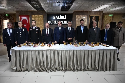 Salihli&rsquo;de protokol ve vatandaşlar bayramlaştı
