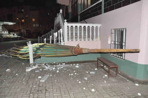 Salihli il&ccedil;esini fırtına vurdu, minarenin k&uuml;lahı koptu, &ccedil;ok sayıda ağa&ccedil; devrildi
