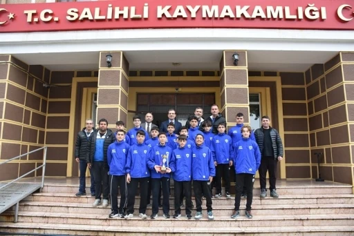 Salihli Kaymakamı G&uuml;ldoğan, şampiyonları ağırladı
