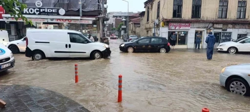 Salihli&rsquo;yi sağanak vurdu, &ccedil;ok sayıda ev ve iş yeri su altında kaldı
