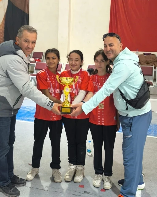Salihlili öğrenciler, Floor Curling’de birinci oldu
