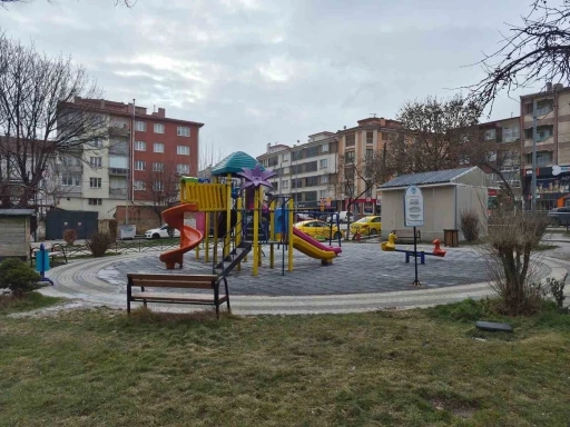 Salıncaklar boş kaldı, park sessizliğe b&uuml;r&uuml;nd&uuml;
