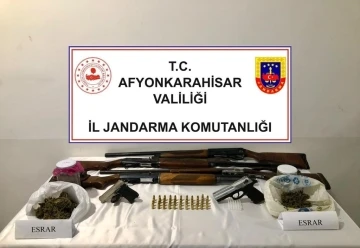 Saman balyaları arasına kavanoz i&ccedil;erisinde gizlenmiş esrarın bulunma anı jandarma kamerasında
