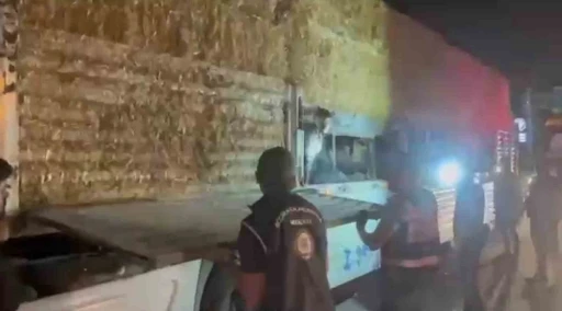 Saman balyalarının altına saklanan 31 kaçak göçmen yakalandı
