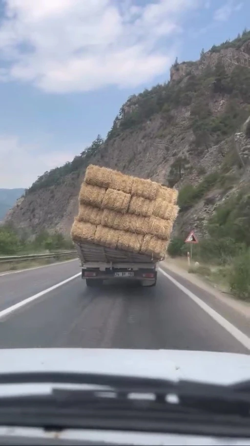 Saman yüklü kamyonun tehlikeli yolculuğu kamerada
