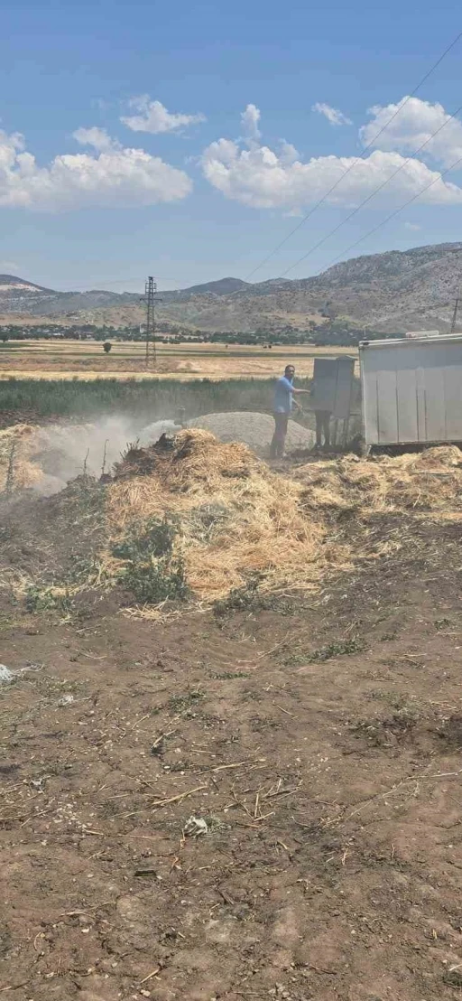 Saman yüklü tır çıkan yangında kül oldu
