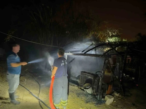 Samandağ’da depo olarak kullanılan çadır yandı
