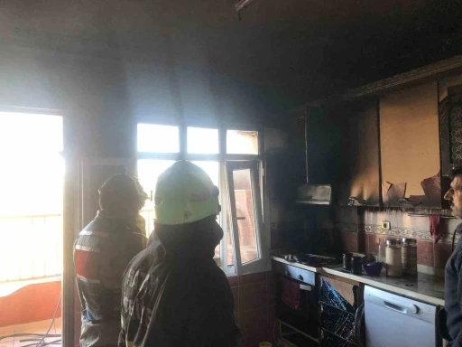 Samandağ&rsquo;da evin mutfağından alevler y&uuml;kseldi
