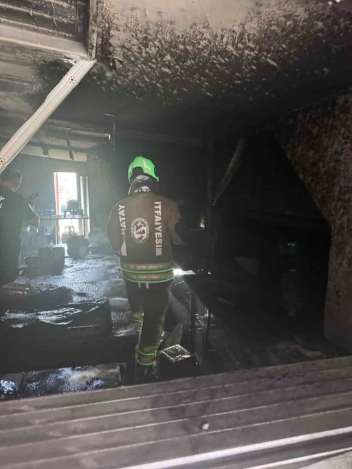 Samandağ&rsquo;da iş yeri alevlere teslim oldu
