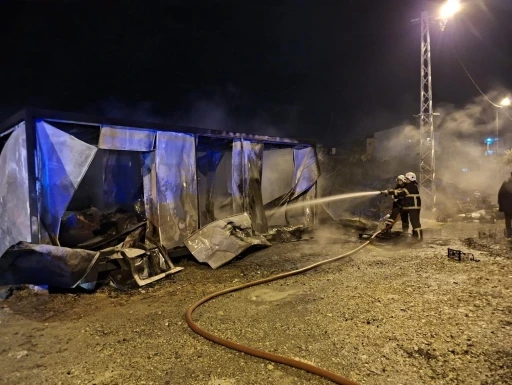 Samandağ&rsquo;da konteyner yangını
