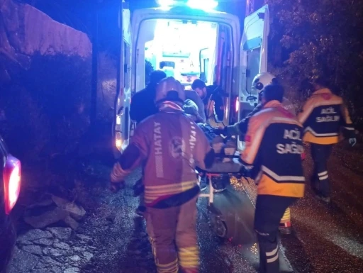 Samandağ&rsquo;da şarampole devrilen otomobilin s&uuml;r&uuml;c&uuml;s&uuml; yaralandı
