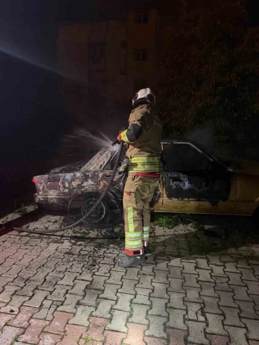 Samandağ&rsquo;da yanan FİAT TOFAŞ kullanılmaz hale geldi
