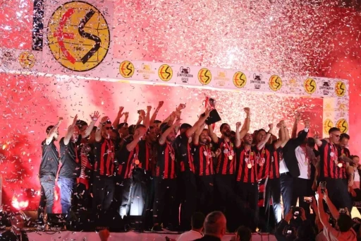 Şampiyon Eskişehirspor kupasını kaldırdı
