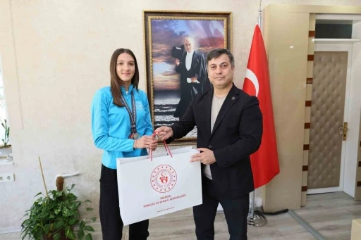 Şampiyon Eylül Aygül memleketinde ödüllendirdi
