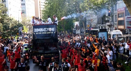 Şampiyon Galatasaray &uuml;st&uuml; a&ccedil;ık otob&uuml;sle şehir turu attı
