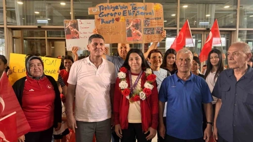Şampiyon g&uuml;reş&ccedil;i memleketinde davul zurnayla karşılandı
