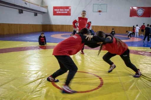 Şampiyon g&uuml;reş&ccedil;i Nesrin Baş, Tokat&rsquo;ta kız &ccedil;ocuklarına &ouml;rnek oldu
