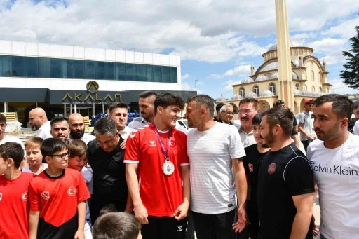 Şampiyon güreşçi Yusuf’a memleketi Vezirköprü’de coşkulu karşılama
