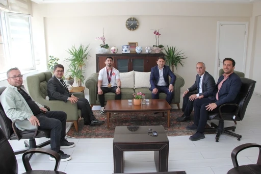 Şampiyon Kamal’dan Kaymakam Özdemir ve Başkan Dönmez’e ziyaret
