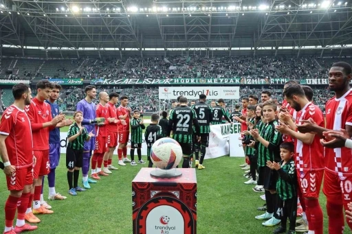 Şampiyon Kocaelispor son maçına alkışlarla çıktı
