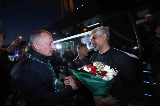 Şampiyon Kocaelispor’u protokol ve taraftar karşıladı
