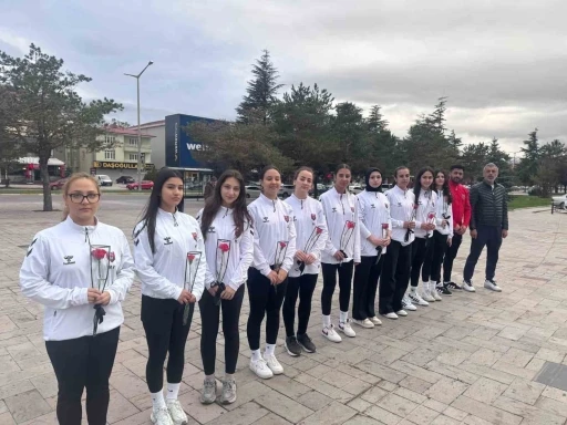 Şampiyon oldular, unutmadılar: 10 can i&ccedil;in karanfil bıraktılar
