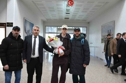 Şampiyona &ccedil;i&ccedil;ekli karşılama
