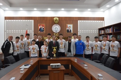 Şampiyonlar kazandıkları kupayı, Kaymakam G&uuml;ldoğan&rsquo;a g&ouml;t&uuml;rd&uuml;
