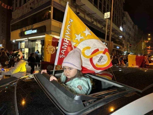 Şampiyonluğu garantileyen sarı-kırmızılılar Uşak&rsquo;ta şampiyonluk coşkusu yaşadı
