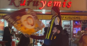 Şampiyonluk kutlamalarında rakip taraftarlar karşılıklı oynadı
