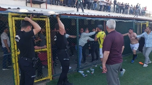 Şampiyonluk ma&ccedil;ı sonrası kavga: 5 kırmızı kart &ccedil;ıktı
