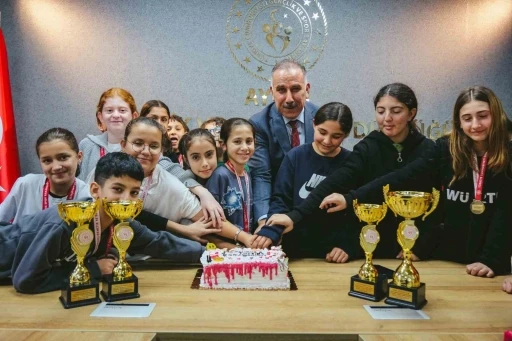 Şampiyonluk pastasını birlikte kestiler
