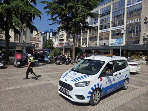Samsun Cumhuriyet Meydanı&rsquo;na park eden ara&ccedil;lara ceza
