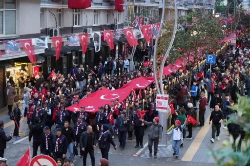 Samsun&rsquo;da 1919 metrelik dev bayrakla coşkulu &rsquo;Fener Alayı ve Gen&ccedil;lik Haftası&rsquo; y&uuml;r&uuml;y&uuml;ş&uuml;
