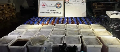 Samsun’da balıkçı deknesine kaçak bal operasyonu: 1 ton 240 kilo bal ele geçirildi
